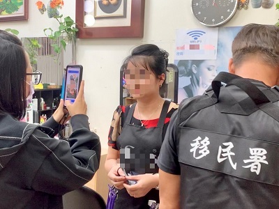藏身百元髮廊 高雄移民署查獲吸睛越南「魔髮師」 失聯移工想自首回越南創業已來不及1