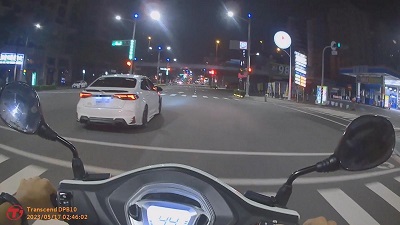 見警心虛急闖紅燈 左營警攔查滿車K味露餡1