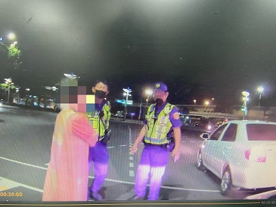 警逮闖紅燈自小客，竟當場查獲公共危險現行犯