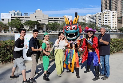 高雄端午「粽」藝大集合！發言人聯手紙風車劇團 宣傳愛河龍舟嘉年華 高雄龍舟賽報名踴躍 運發局備3千顆粽免費送4
