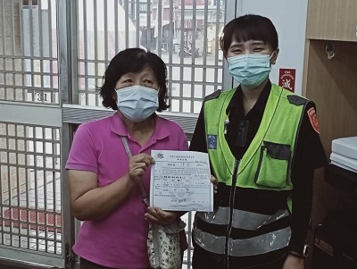 內埔警關懷弱勢 協助申請基金會核發救助1
