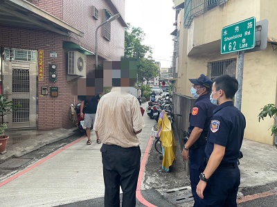 失智父親不願回家，警暖心陪同送返家