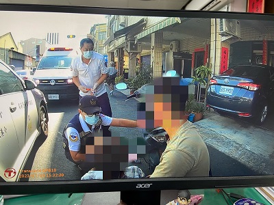 女子熱心捐血卻因體力不支昏倒路邊，暖警協助送醫