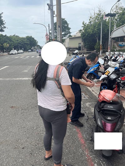 女子駕車上路沒油，桂陽暖警幫忙買油