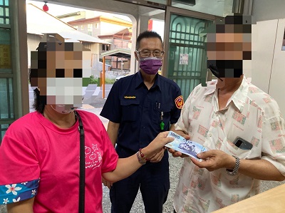 男子遺失新台幣一萬七仟元，熱心警逐一比對後發還
