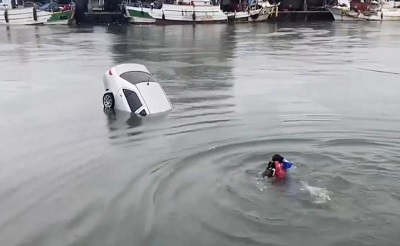 男子颱風期間連人帶車落海，海巡破窗救援 2