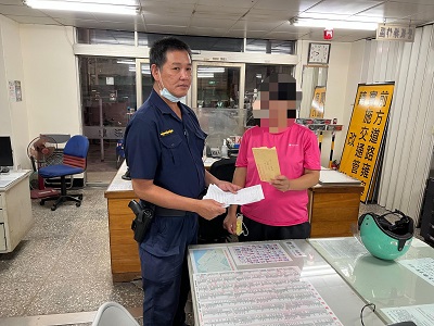 男童拾金不昧報警，期滿領回警讚揚