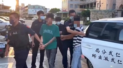 警方深夜臨檢緝獲2名失聯移工 竟躲車底及翻牆逃竄 遭優勢警力逮捕偵辦1
