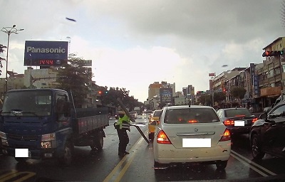 路中長型鐵條擋道 員警冒雨排除