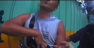 騎士遭警攔查卻手舞足蹈 竟是吸毒茫了 下跪求饒仍遭送辦1