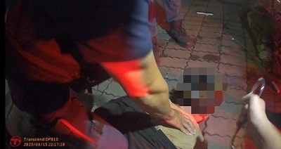 人行道上 何男持掃把攻擊女子 拿走黃女掉落之手機1