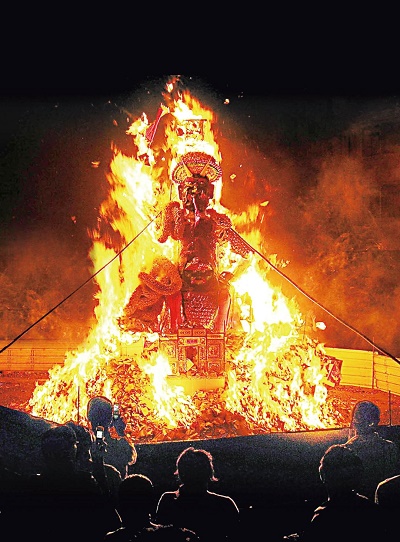 全台最高坐姿5.2公尺大士爺 高雄小港龍湖廟百年大士爺祭典 「黑兔年最兇鬼月免驚！鬼王菩薩坐鎮鄉里已有228年 大士爺特色科儀一次看個夠」1