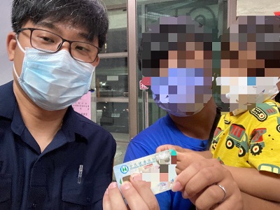 員警處理小幼兒的遺失健保卡而聯繫到診所通知家長領取