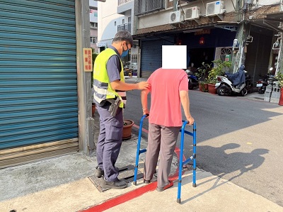 婦女迷途街邊 小港警助返家