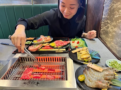 暑假倒數、迎中秋烤肉 Global Mall屏東市「燒肉老大」百貨首店登場 燒肉控衝一波 主打個人燒肉、320元起立即開烤、9月14日前用餐打卡送8折券2