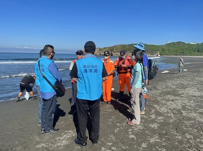 民眾玩水雙腳沾油污 海洋局緊急協助旗津海水浴沙灘場除污2