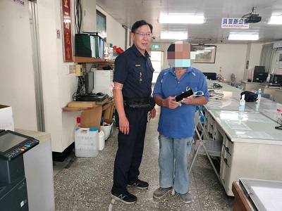 民眾粗心掉手機，警接來電速發還