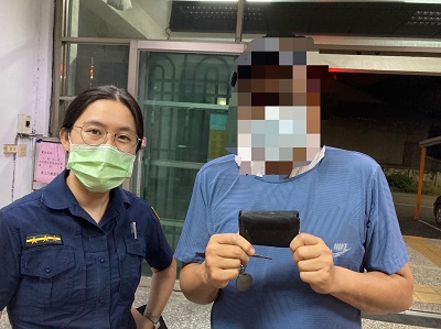 熱心警處理民眾遺失的皮夾而聯繫銀行客服，快速讓失主領回