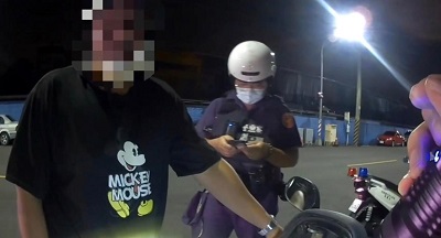 男違規遭攔查 毒品藏於口袋與名片夾 眼尖警看出破綻 當場查獲1
