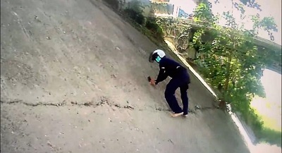 當警面棄毒丟橋下還想跑！警這動作撿回毒品1