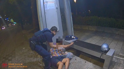 老婦與家人爭吵 深夜負氣離家 警關心送溫情1