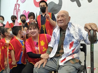 老帥哥慶父親節 華山攜百歲人瑞DIY花襯衫 1