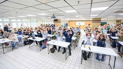 訪視長青中心與長輩互動、合唱 陳其邁：持續佈建社區照顧關懷據點 讓長輩在地安老2