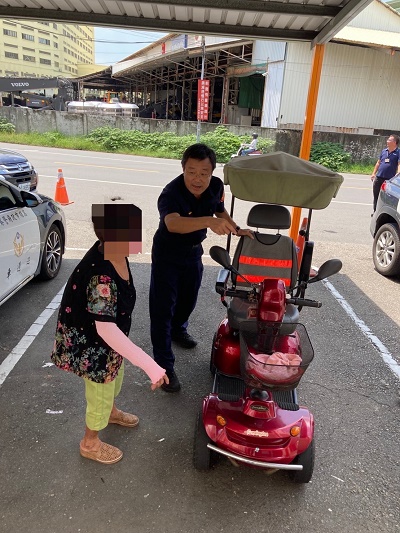 長者沒電了，小港警副隊長神來電