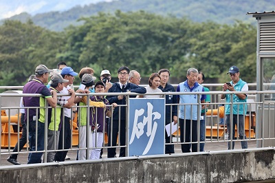 面對極端氣候 陳其邁視察甲仙攔河堰 盼「洪水資源化」補注地下水，存起每一滴珍貴水源1
