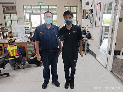 駕車不慎遺落錢包，警方循線通知失主前來領回