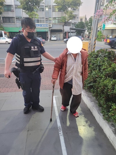 八旬老翁獨自騎乘電動車結果迷路 小港警協助聯繫家屬帶回照顧2