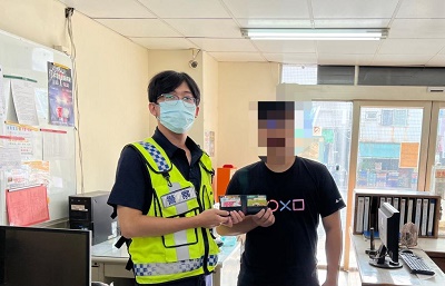 前車皮夾突飛落，待警通知始驚覺
