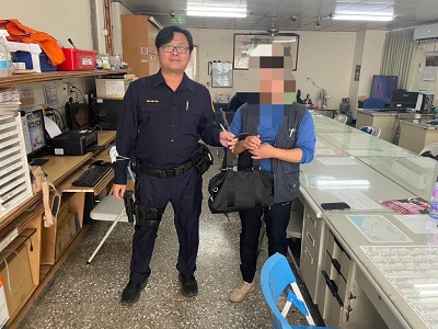 加油廁所忘包包，站員報警速發還