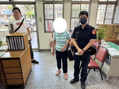 失智老嫗迷途 熱心警聯繫家屬帶回照護