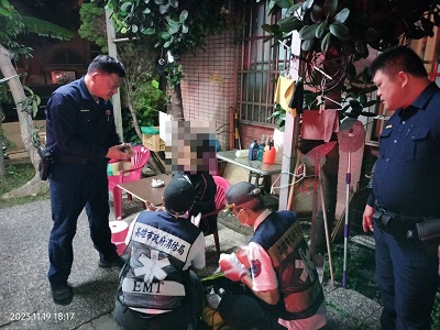 婦人外出運動跌倒，警方及時協助救護