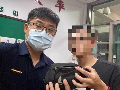 學生遺失肩背包，熱心警委託學校教官通知學生領回1