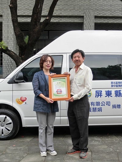 屏東縣府獲椿築營造公司捐贈復康巴士2
