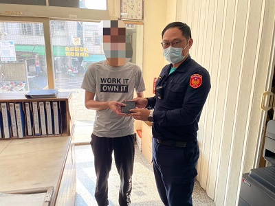 民眾粗心掉皮夾，警查電話速發還