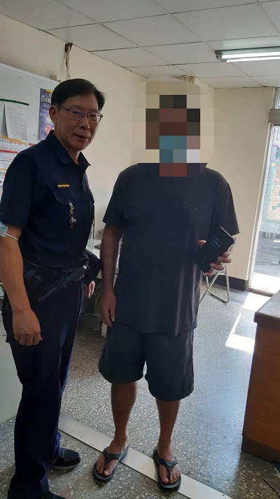 民眾粗心掉皮夾，警查電話速發還2