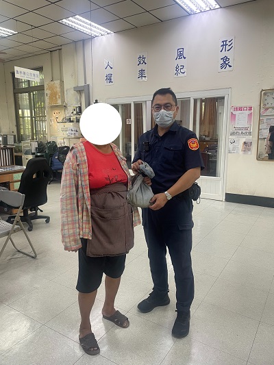 粗心婦遺落財物，熱心警尋回婦熱淚感謝