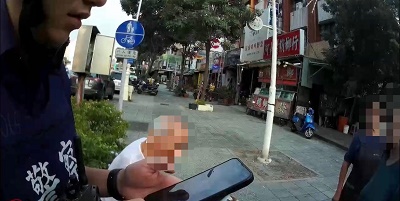 翁赤腳迷途街頭 暖警助返家