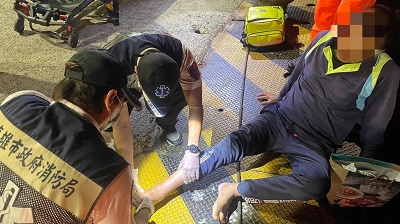 舢舨船長右腳骨折 海巡協助戒護就醫1