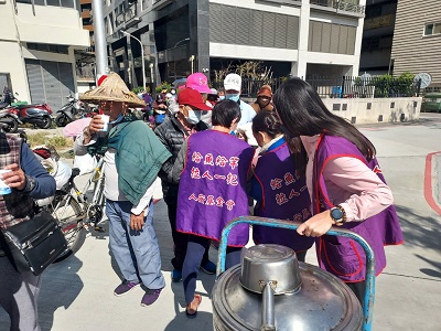 迎周末首波寒流 人安高雄站準備薑湯 為街友禦寒暖冬 5