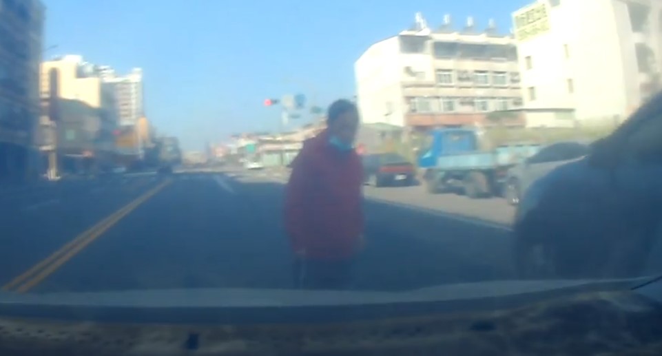 遭大樓工地天降凶器砸損，警通報市府建請裁處