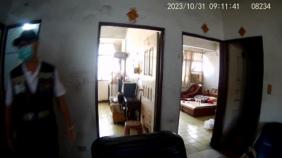 鄰居報警久未見，警消破門急救獨居婦