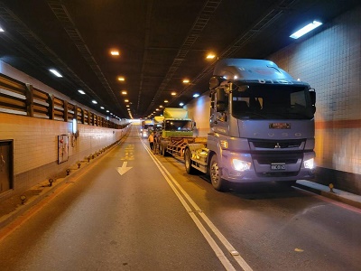 高雄市旗津「過港隧道」2個小時內3件車禍 塞爆1