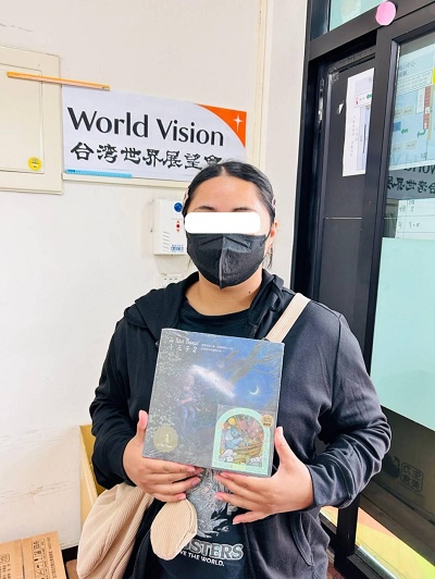 「想要能和家人一起看的書！」實現孩子無私的願望 展望會為弱勢兒募集聖誕愛心，送出1115份心願禮物1