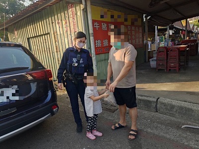 女童公園走失大哭 暖警手牽手助團聚