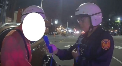 寒流來襲藥酒暖身，男子車燈未亮酒駕被逮