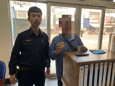 民眾拾獲信用卡，警撥客服速發還